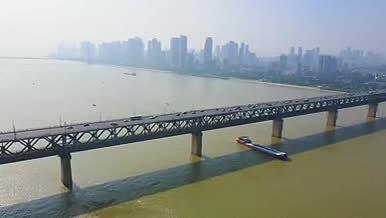 4K航拍武汉地标长江大桥车流交通视频的预览图